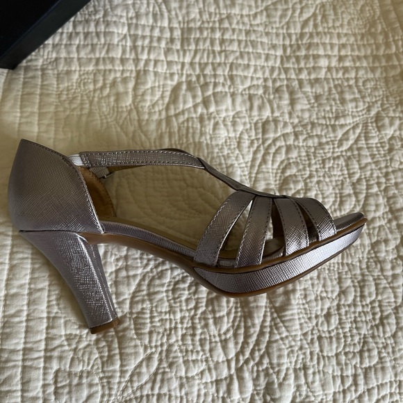 Shoes, heels, strap/buckle style - Picture 7 of 11